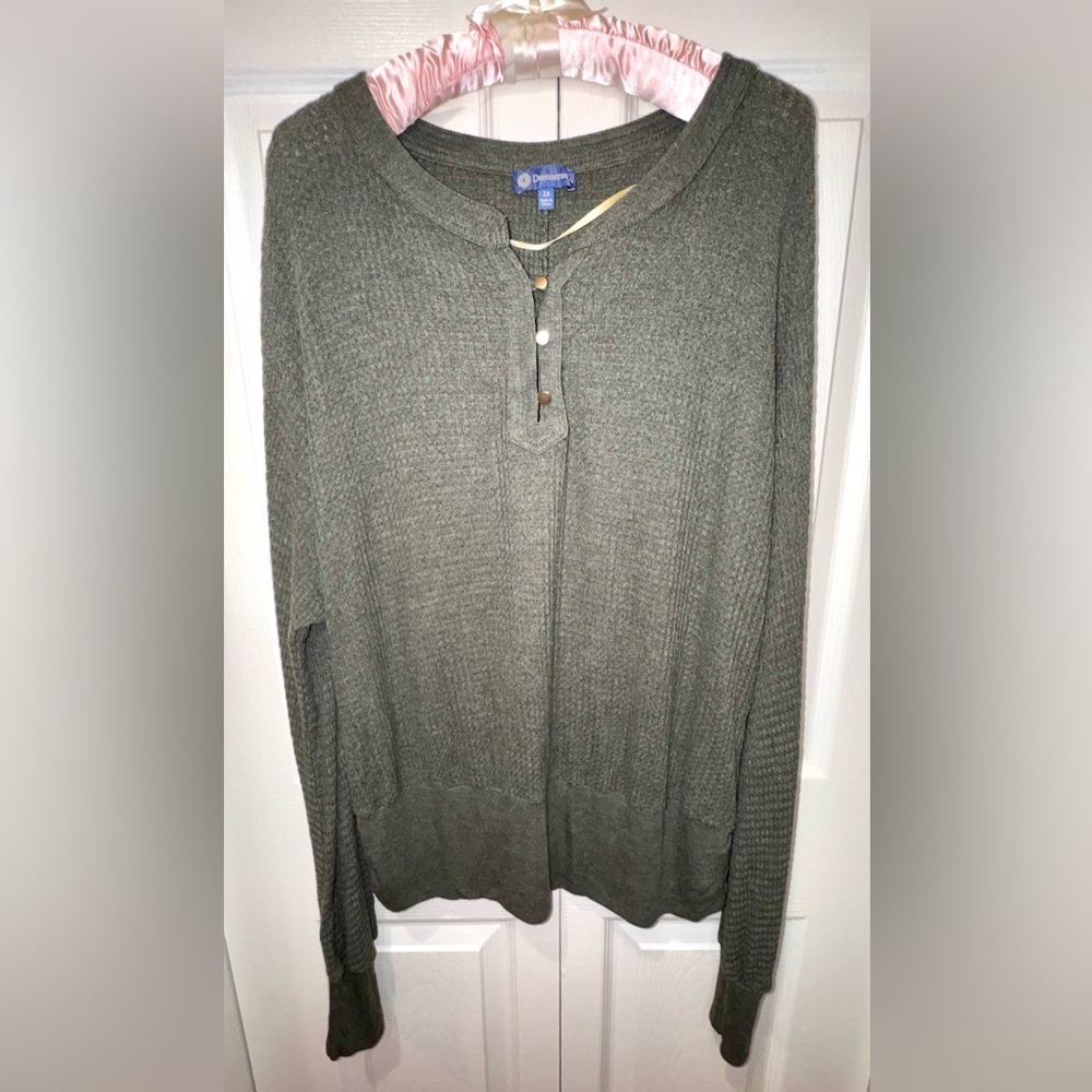 Democracy women's Henley 3 button waffle knit top. Size 1x EUC